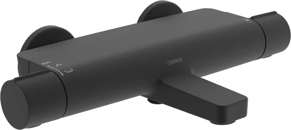 Schwarze Wannenfüll- und Brausebatterie von HANSA mit zwei Bedienknöpfen und integrierten Eco-Funktionen, montiert an einer Wand.